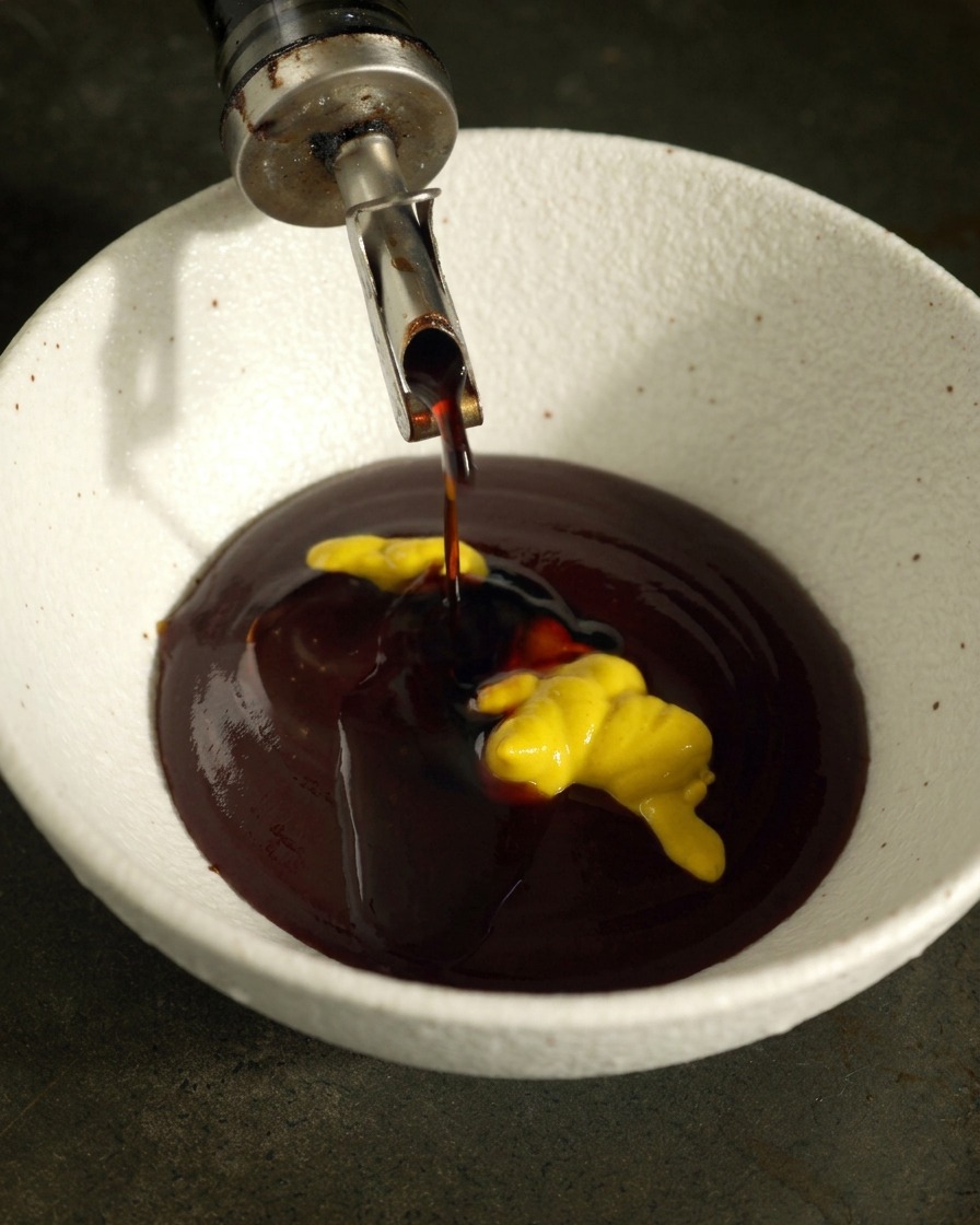 Helle Sojasauce und gelber Senf werden in die Schüssel zur BBQ-Sauce gegeben.