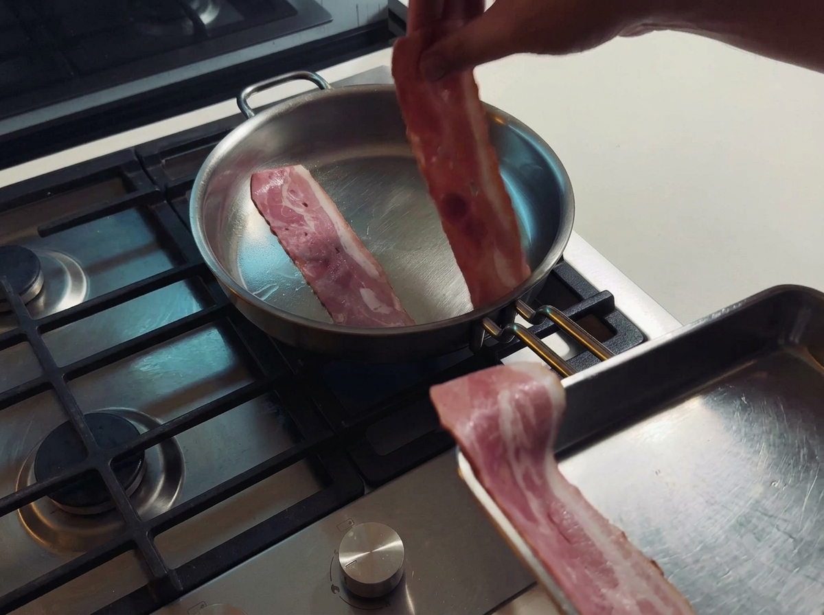 Speckstreifen braten in einer Pfanne und lassen Fett austreten.