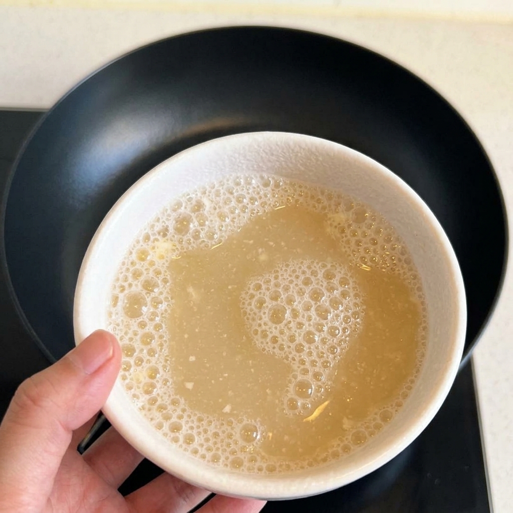 Eine Schüssel mit einer glatten, milchigen Mischung aus Mehl und Wasser.