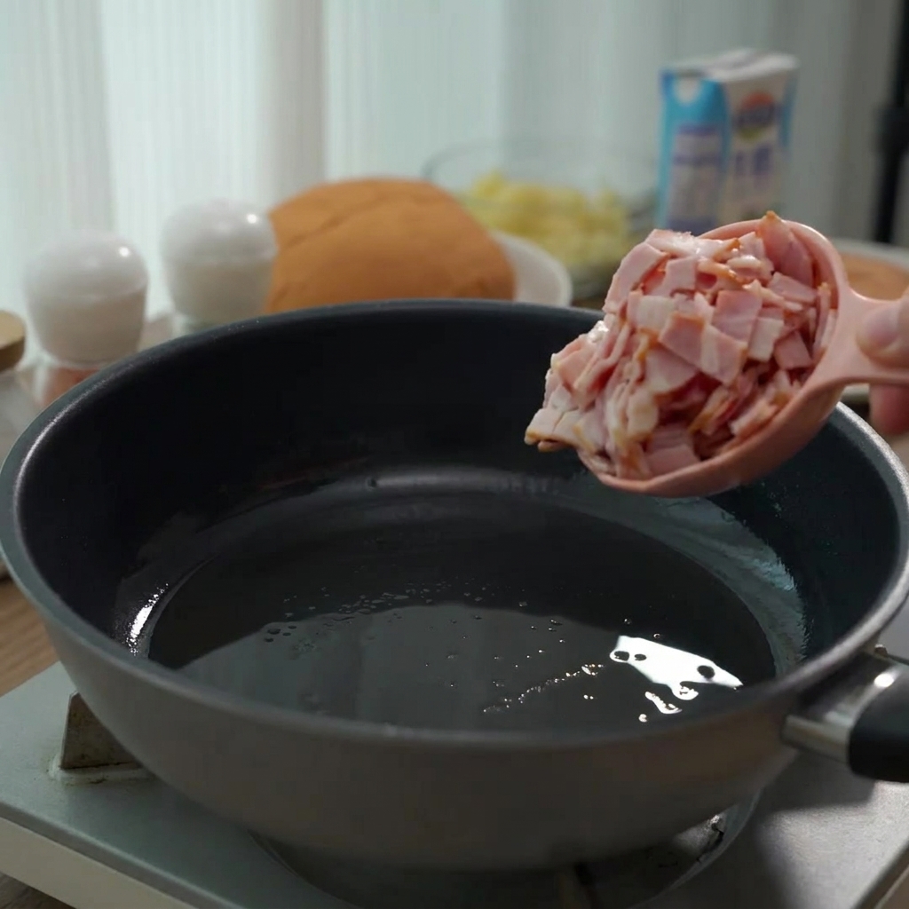 Rohe Speckwürfel werden aus einem Messbecher in eine Pfanne geschüttet.