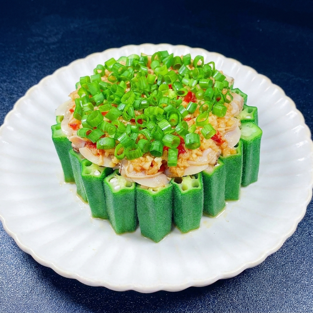 Gehackte Frühlingszwiebeln liegen auf dem Knoblauch und den Muscheln.