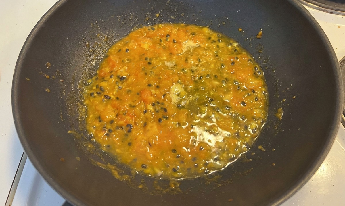 Wasser wird zur aromatischen Mischung in den Wok gegossen.