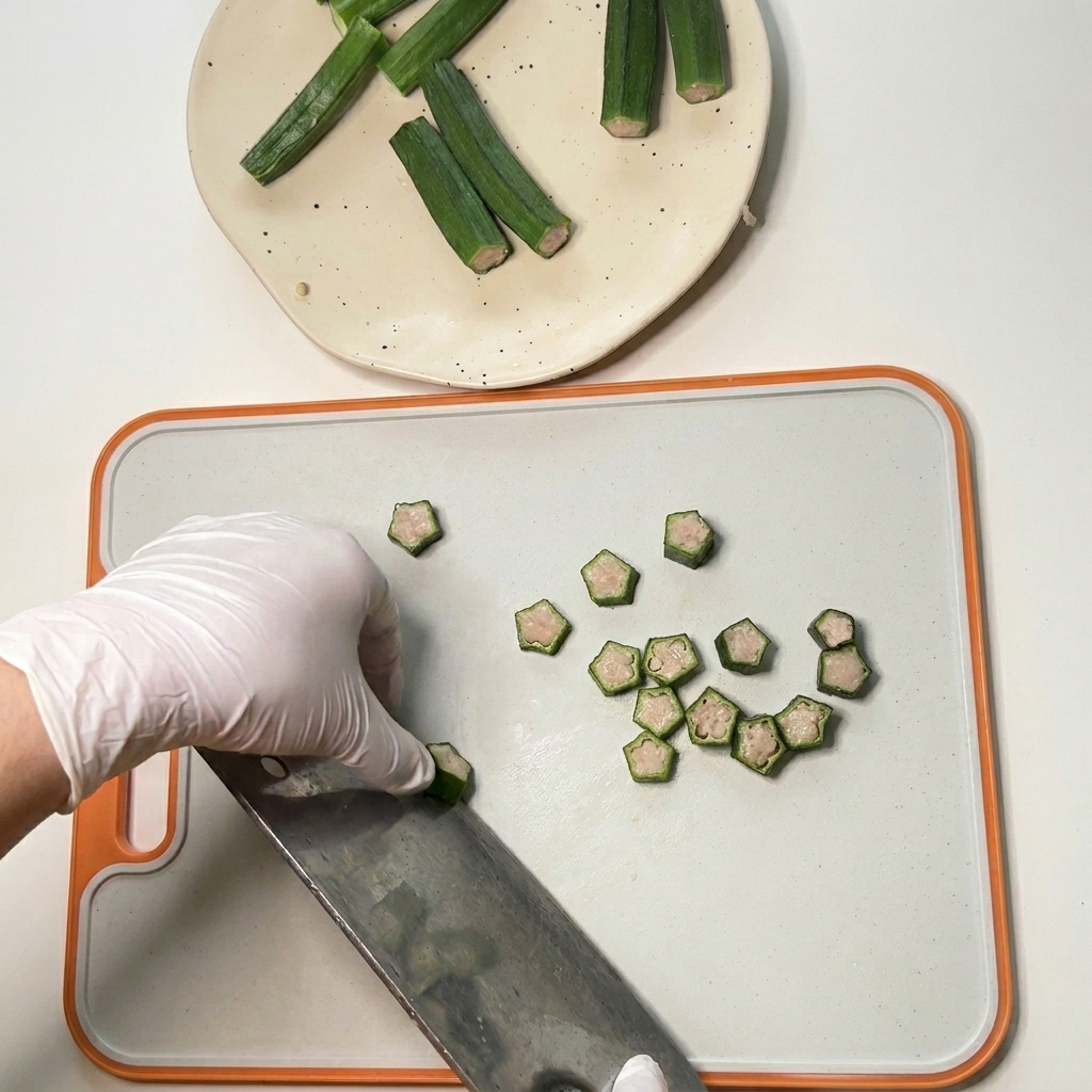 Gefüllte Okraschoten werden mit einem großen Messer in kleine Sternformen geschnitten.