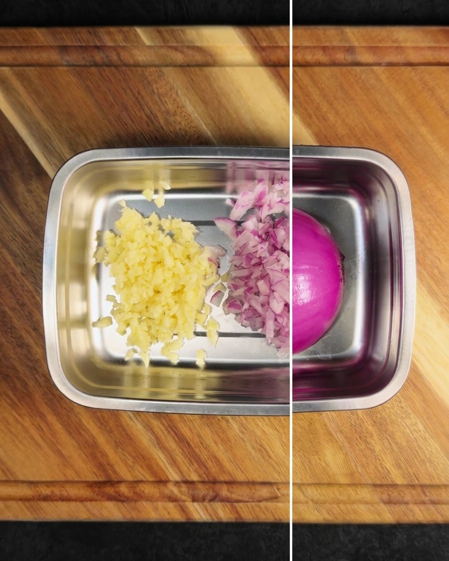 Fein gehackte rote Zwiebeln und Knoblauch in einer Schale neben einer halbierten roten Zwiebel.