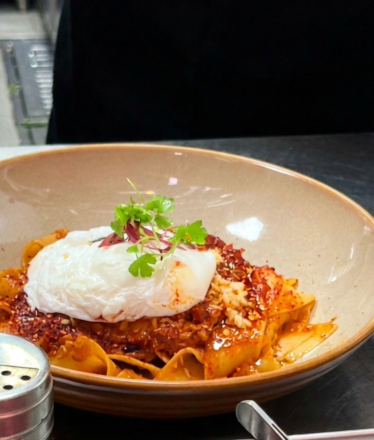 Die fertige Schale mit Pasta, pochiertem Ei und Mikrogrüns.