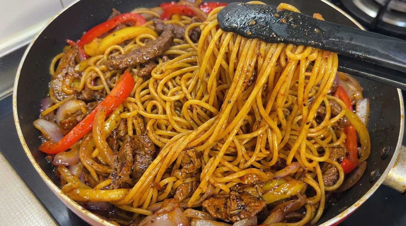 Herzhafte Asia-Spaghetti mit Rindfleisch und schwarzem Pfeffer