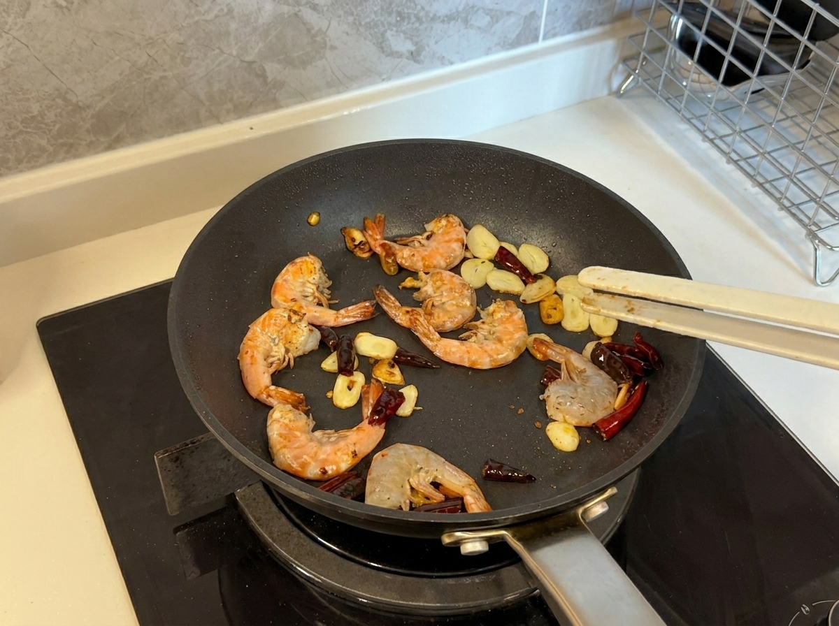 Garnelen färben sich rosa und goldbraun, während sie in der Pfanne gebraten werden.
