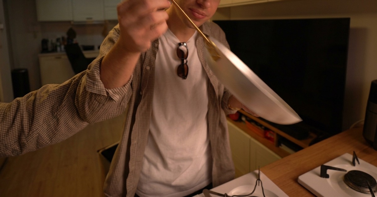 Trockene Spaghetti-Nudeln in einem großen Metalltopf mit kochendem Wasser.