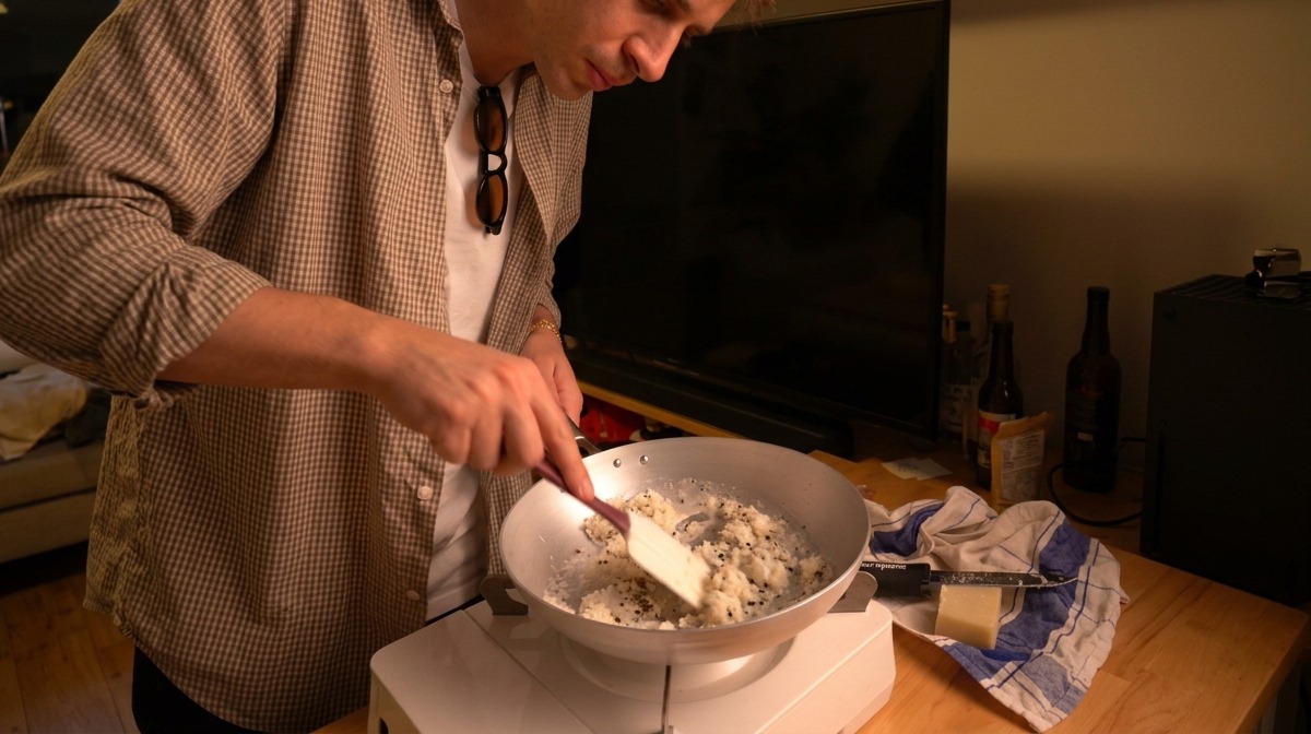 Pecorino, warmes Wasser und schwarzer Pfeffer werden mit einem Spatel zu einer dicken Paste verrührt.