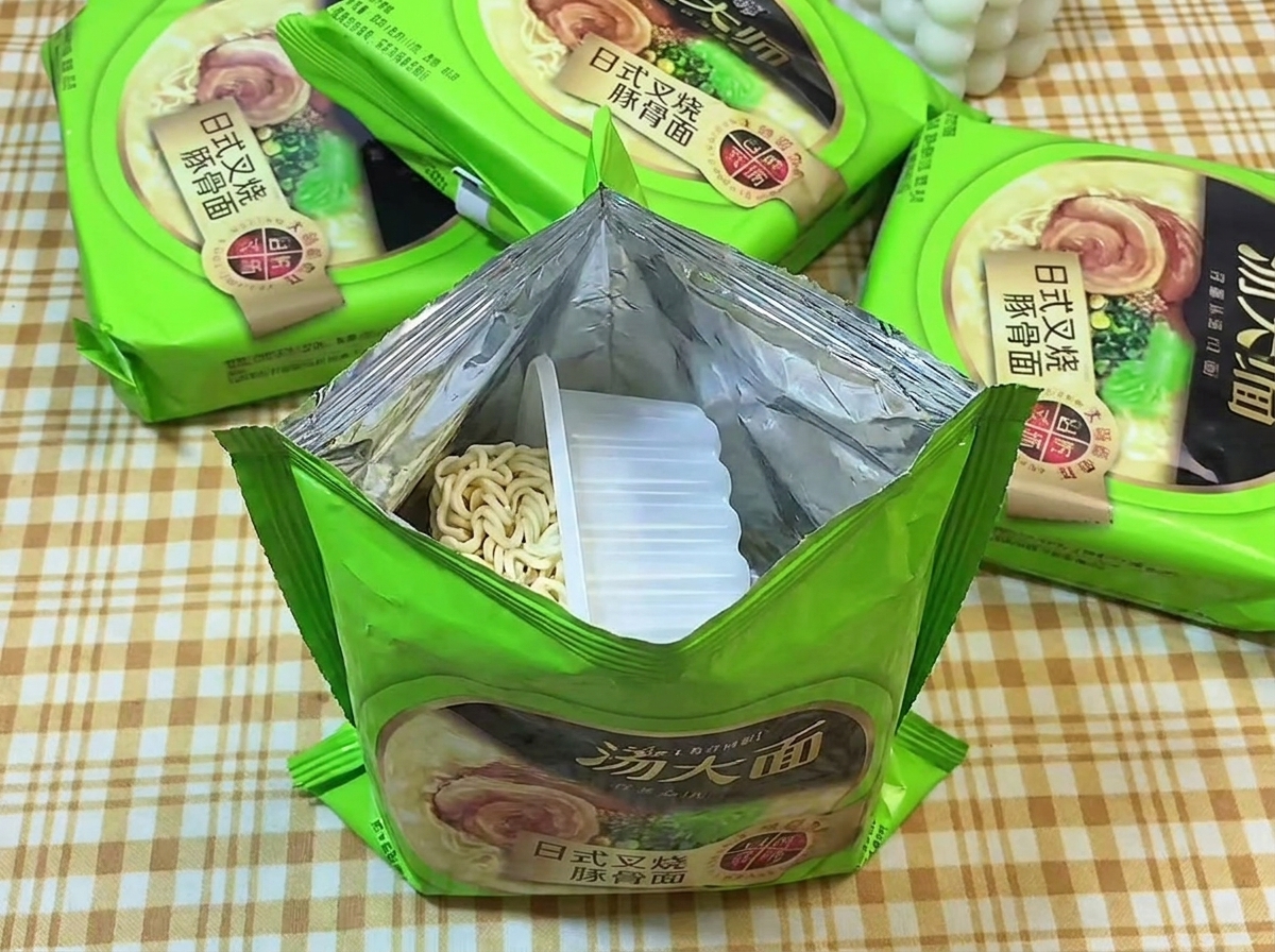 Geöffnete Packung mit gewellten Instant-Nudeln in einer Kunststoffschale.