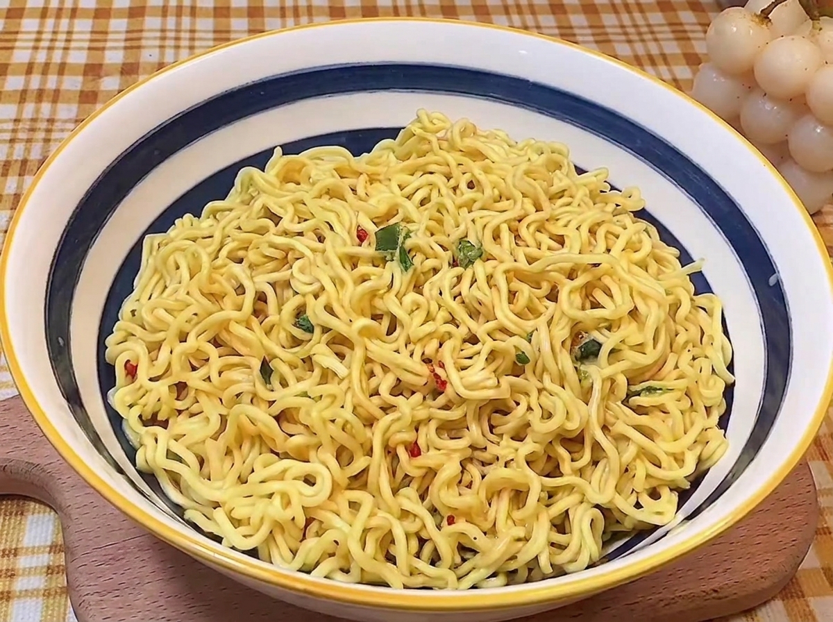 Gekochte Ramen-Nudeln sind ordentlich in einer blau-weißen Keramikschale angerichtet.