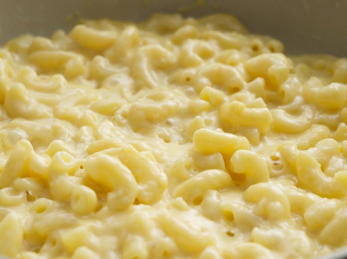 Nahaufnahme der cremigen Mac and Cheese in der Pfanne.