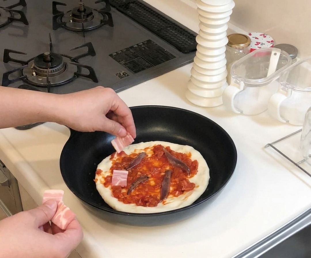 Kleine Speckstreifen werden auf die Pizza in der Pfanne gelegt.