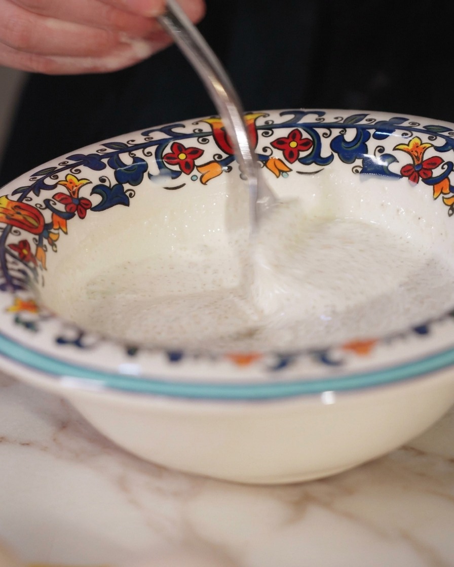 Trüffelcreme wird in einer Schale noch einmal kurz mit einer Gabel glatt gerührt.