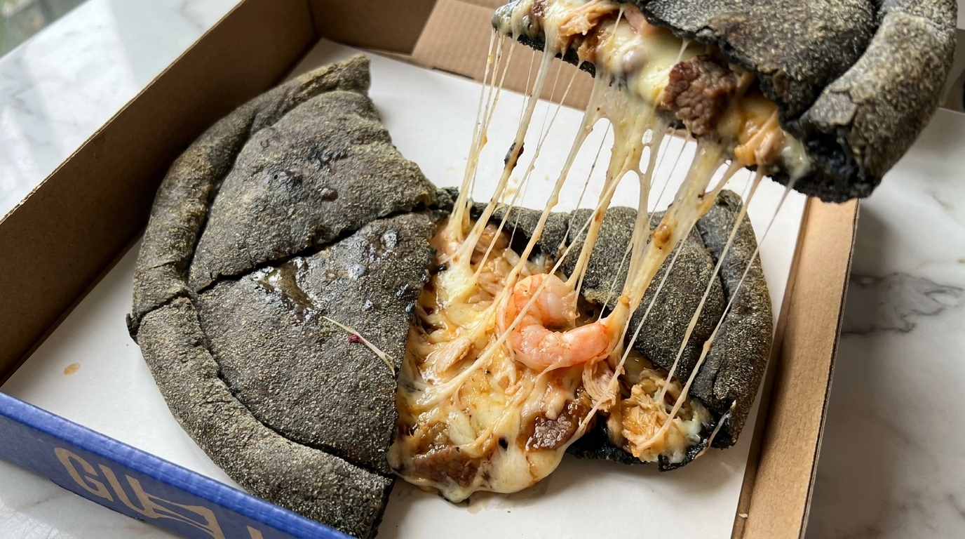 Schwarze Surf-and-Turf-Calzone mit Tintenfischtinte