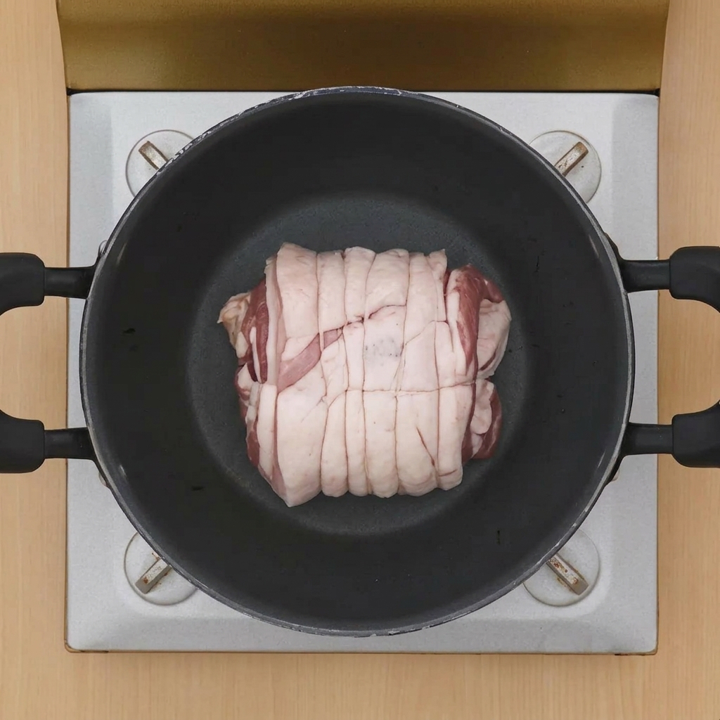 Die Fleischrolle wird in einem heißen Topf von allen Seiten angebraten.