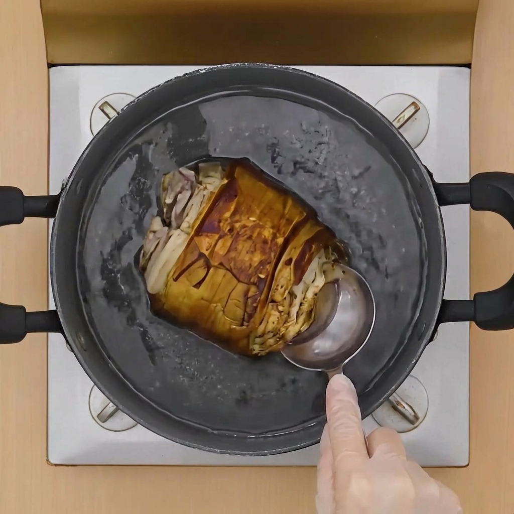 Flüssigkeit wird über den angebratenen Schweinebauch im Topf gegossen.