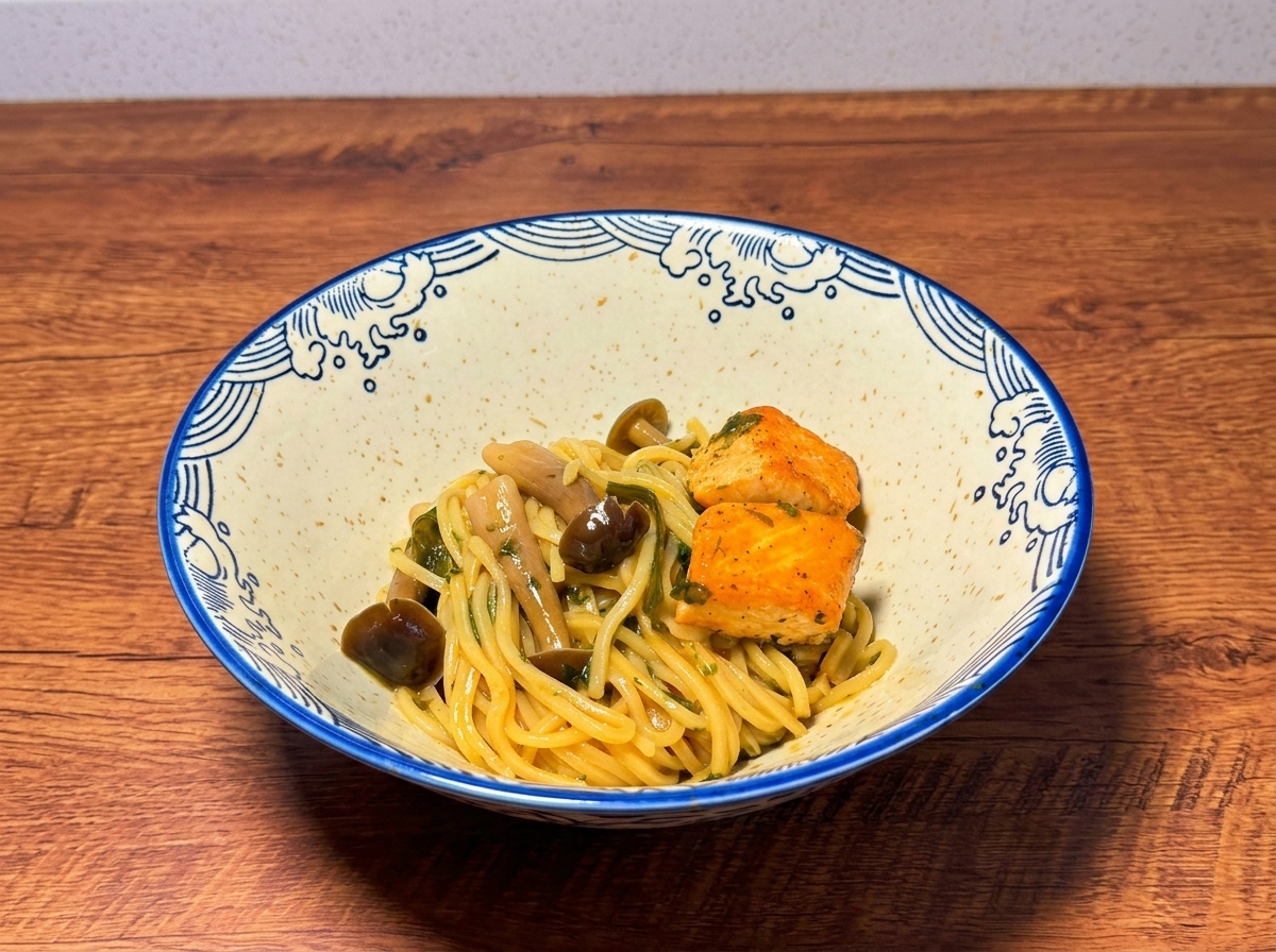 Eine angerichtete Schüssel Ramen mit Lachs, Pilzen und Brühe auf einer Holzoberfläche.