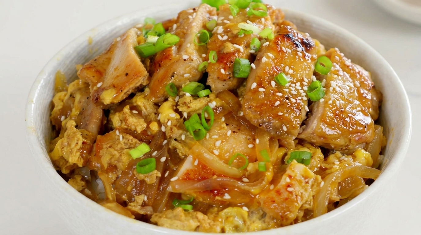 Japanisches Oyakodon (Klassische Hähnchen-Ei-Reisbowl)