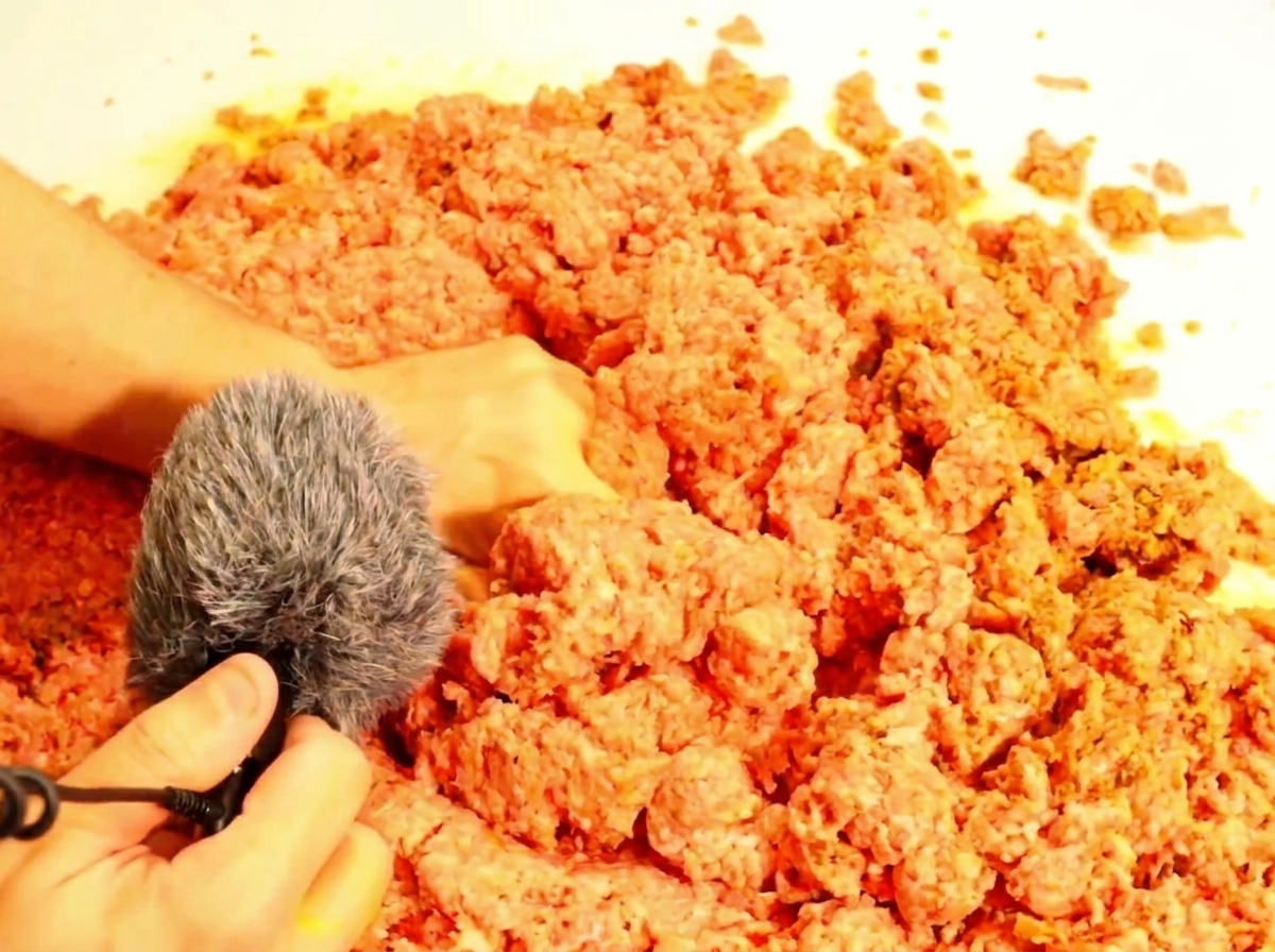 Ein Löffel hebt eine kleine Portion der fertigen Sloppy-Joe-Füllung an.