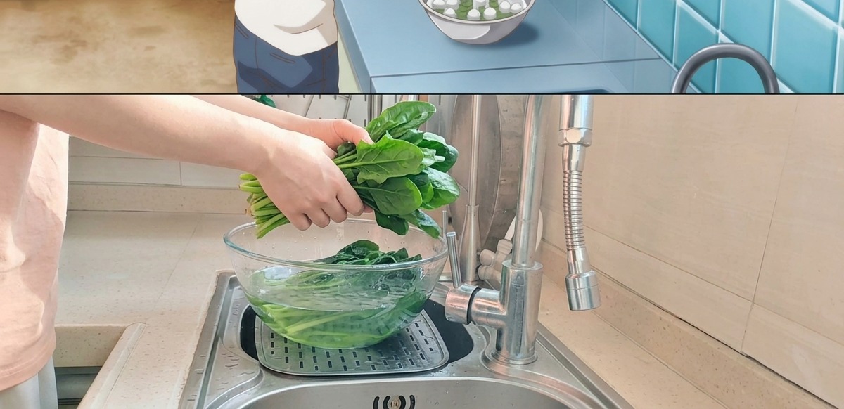 Blanchierter grüner Spinat wird in eine Glasschüssel mit kaltem Wasser im Spülbecken gelegt.
