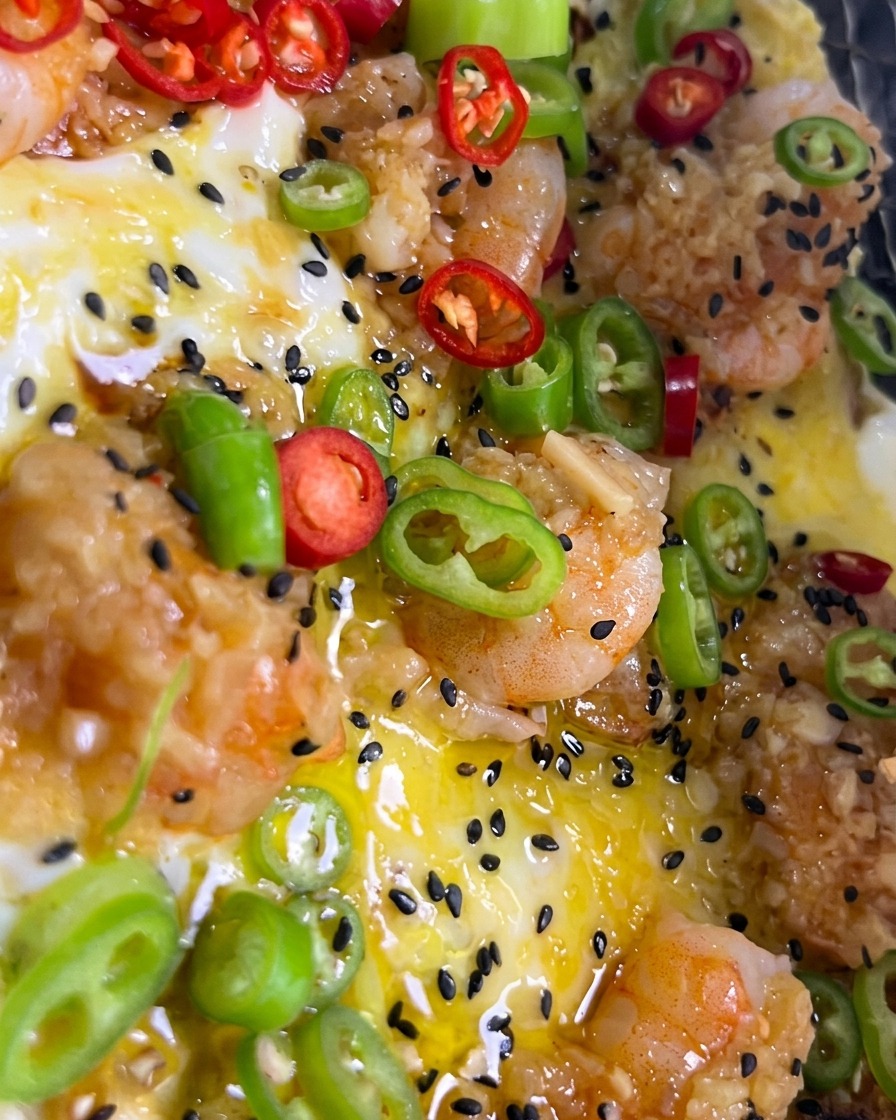 Weißes Salatdressing wird in Zickzacklinien auf die Pizza auf dem Grill aufgetragen und mit schwarzem Sesam bestreut.