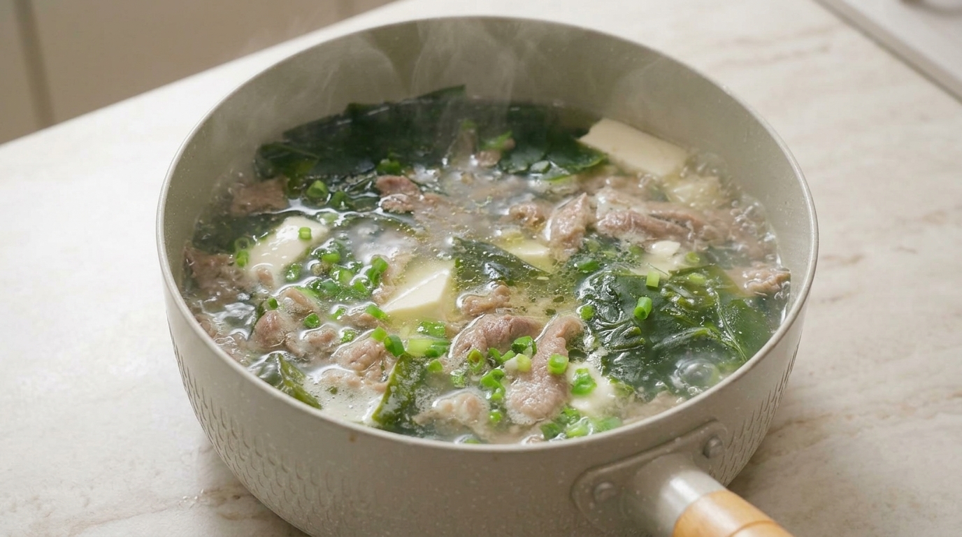Herzhafte Seealgensuppe mit Rindfleisch und Seidentofu