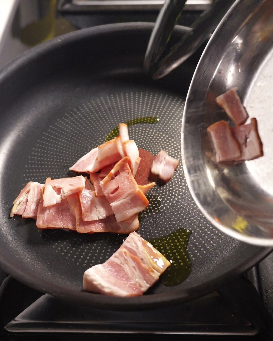 Speckstreifen braten in einer Pfanne, bis sie braun und knusprig sind.