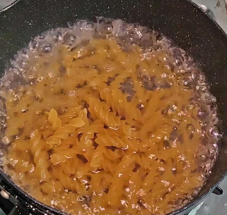 Fusilli kochen in einem Topf mit sprudelndem Wasser.