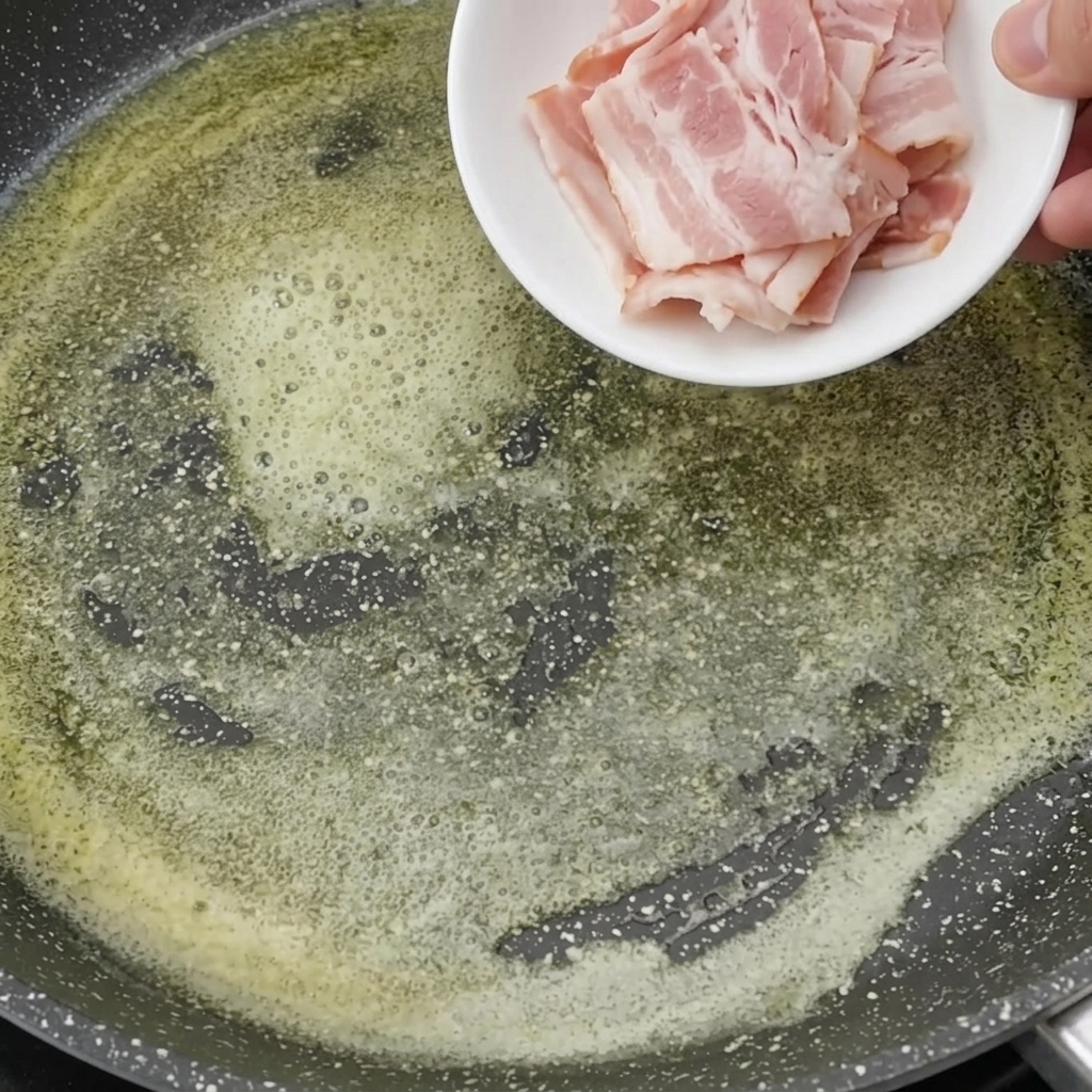 Speckwürfel braten in Butter, bis sie goldbraun sind.