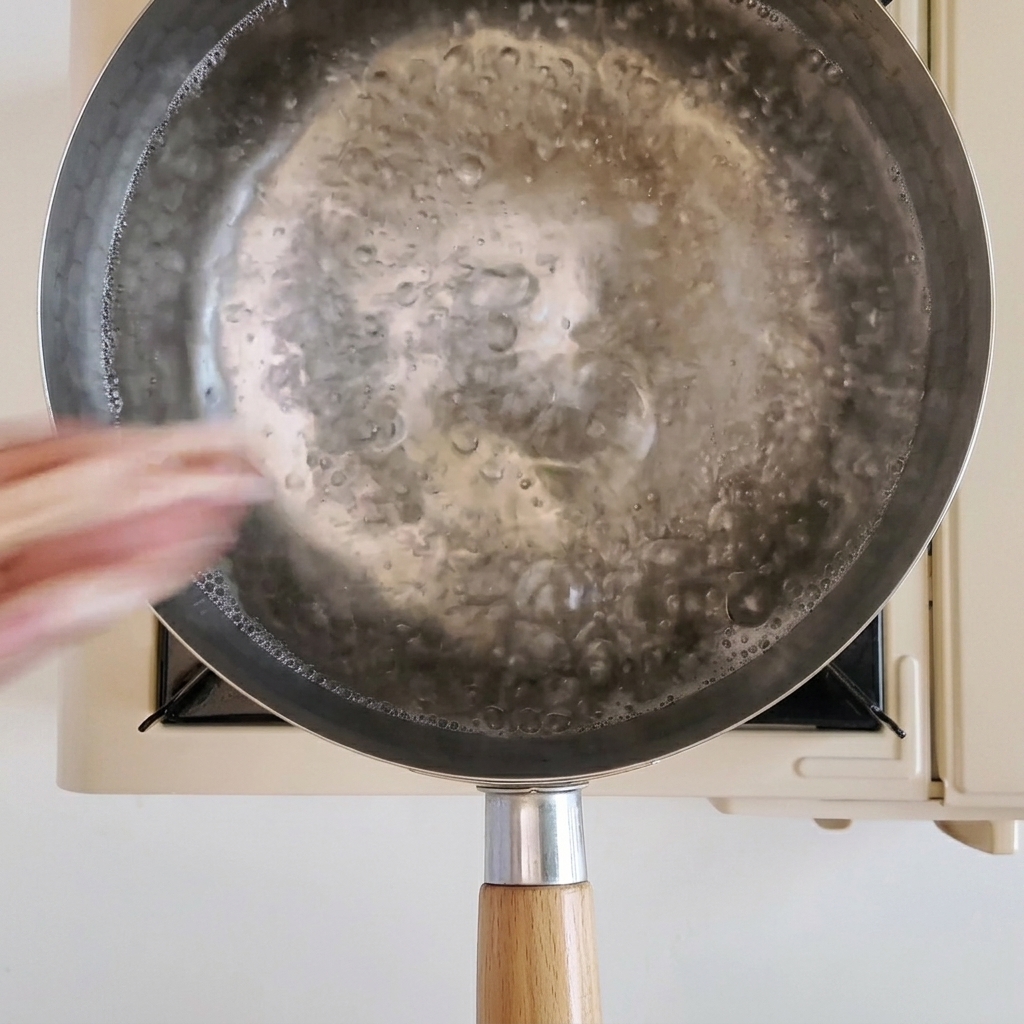 Dünne Scheiben fetthaltiges Rindfleisch werden kurz in kochendem Wasser blanchiert.