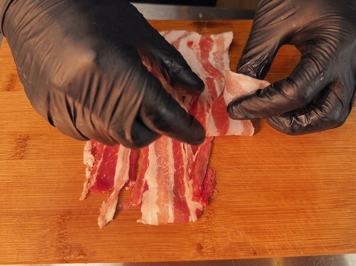 Sich leicht überlappende Schweinebauchscheiben, bereit zum Belegen.