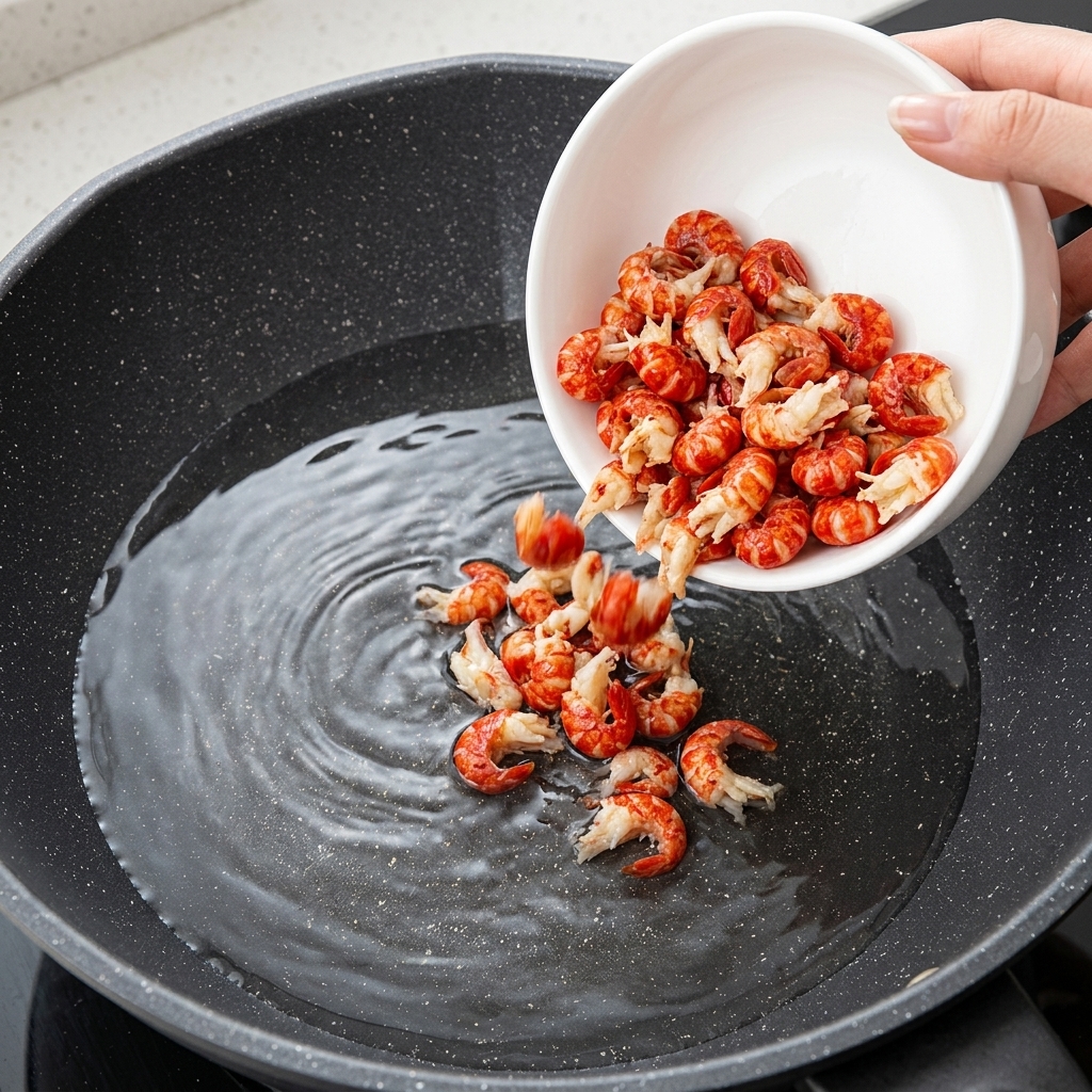 Flusskrebsschwänze kochen in einem Topf mit sprudelndem Wasser und Aromaten.