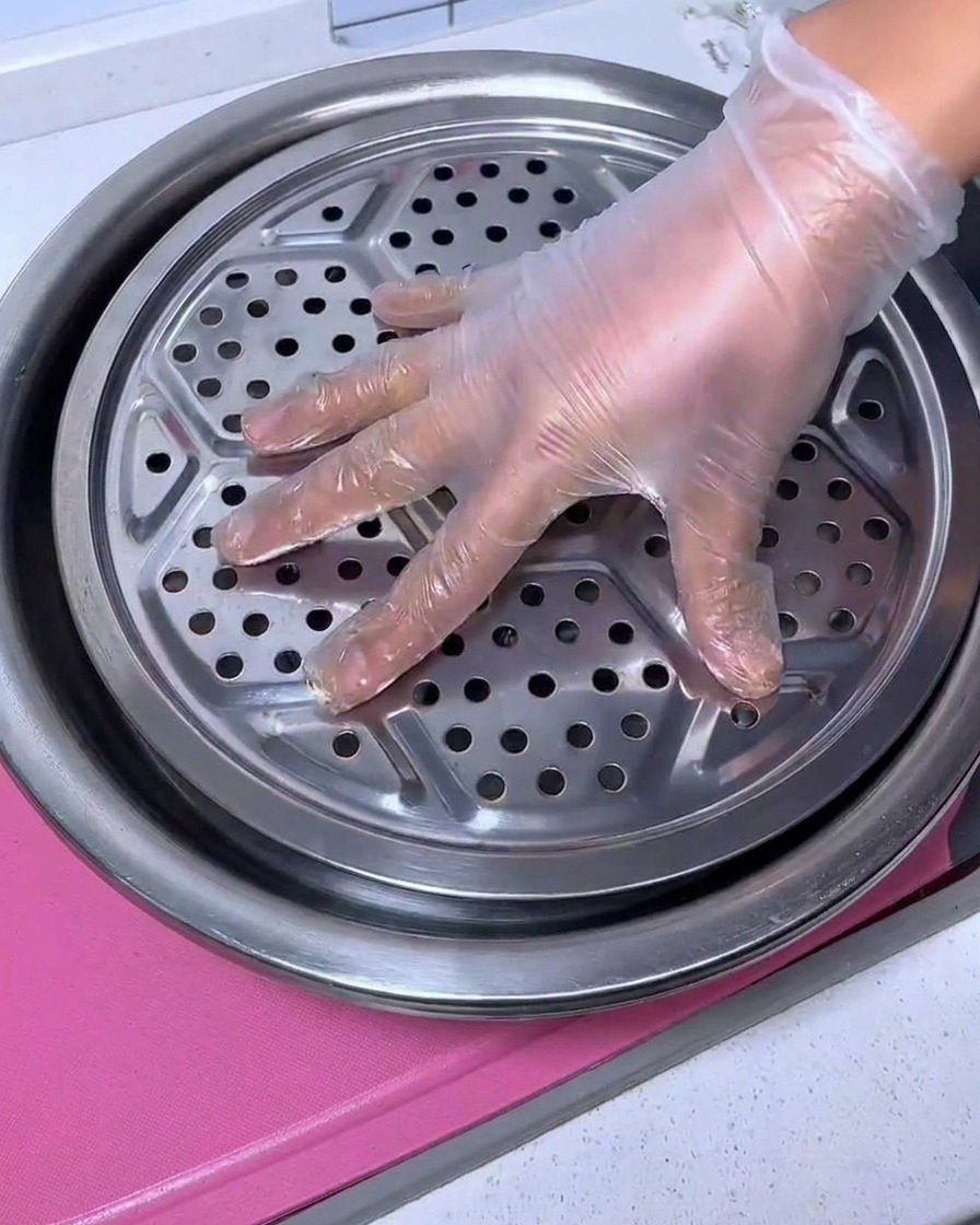 Ein Metallgitter wird als Presshilfe verwendet, um den Schweinebauch in der Marinade untergetaucht zu halten.
