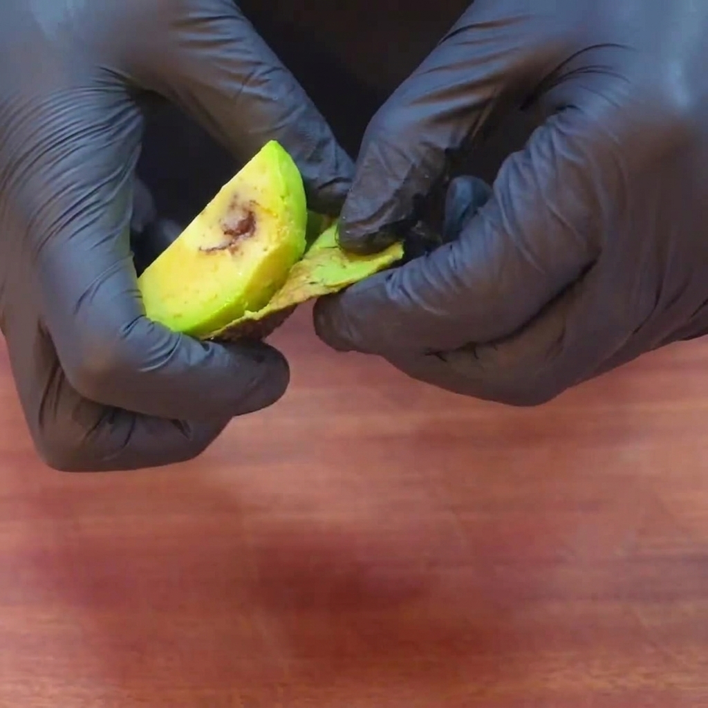 Gleichmäßige grüne Avocadoscheiben werden geschält und für den Burger vorbereitet.