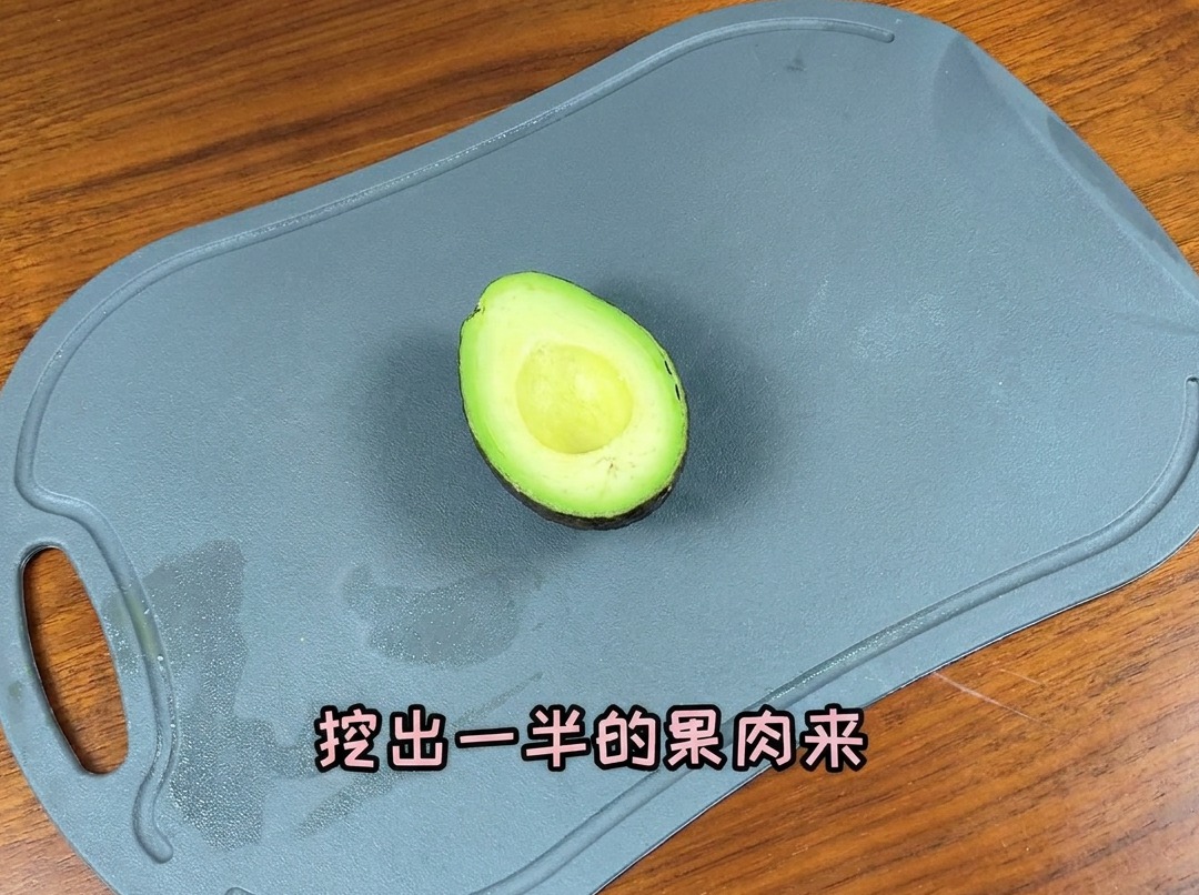 Eine halbierte Avocado auf einem Schneidebrett, bereit zum Aufschneiden für den Burger.
