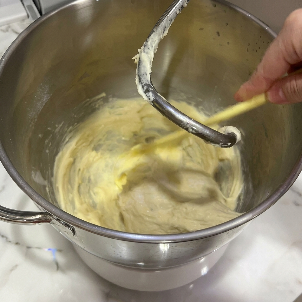 Stück weiche Butter wird einem geformten Teig hinzugefügt.