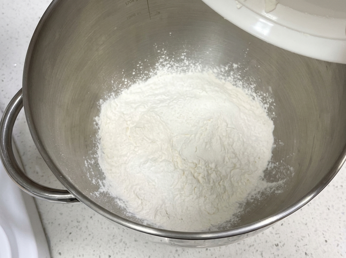 Trockenes Mehl und Zutaten in einer sauberen Rührschüssel.