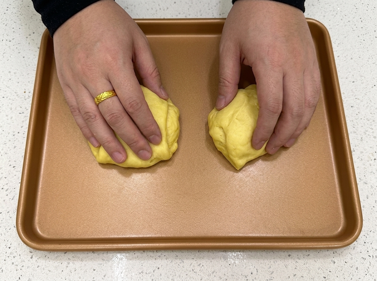 Teigstücke werden mit einem Teigschaber auf einer flachen Oberfläche in gleiche Portionen geschnitten.