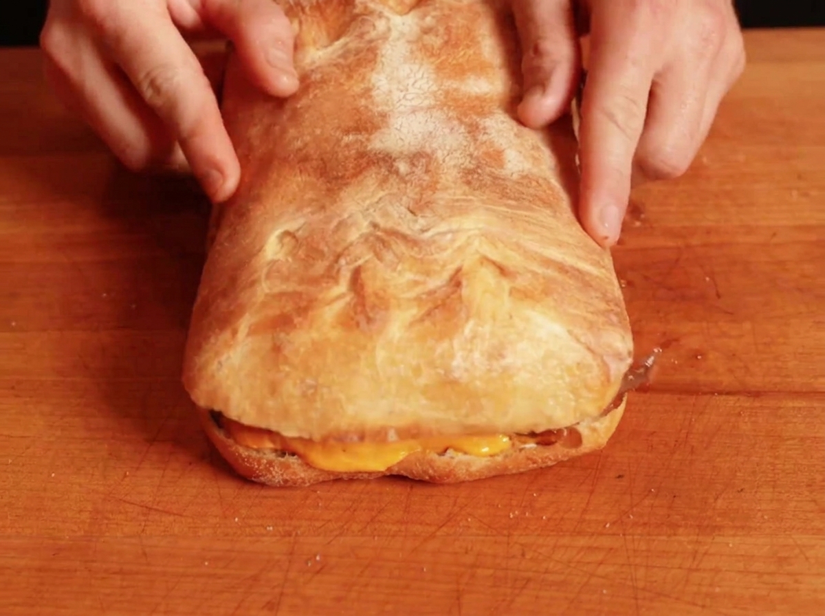 Die obere Brothälfte wird auf das gefüllte Sandwich gelegt.