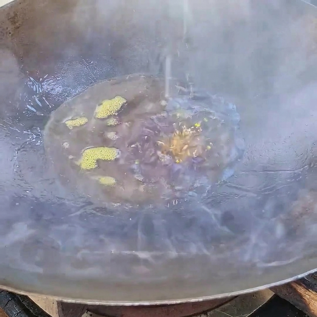 Weißer Zucker schmilzt und verwandelt sich in heißem Öl in einem Wok in einen dunklen Karamellsirup.