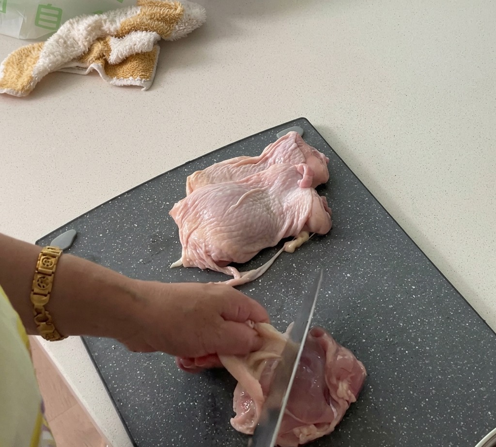 Hähnchenschenkel werden durch Entfernen der Haut und Würfeln des Fleisches vorbereitet.