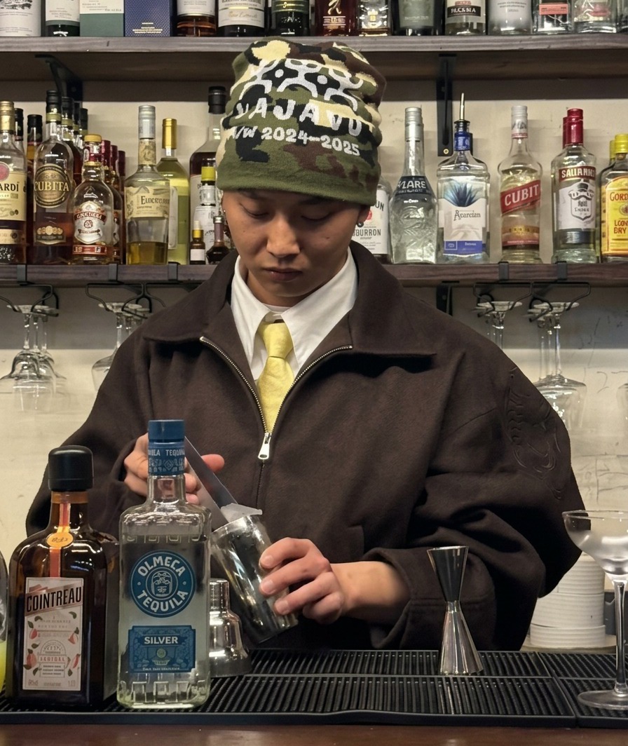 Eiswürfel, die in einen Cocktailshaker gegeben werden.