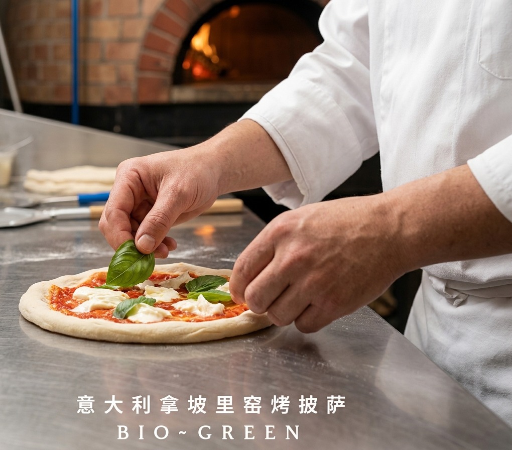 Nahaufnahme der Hände eines Kochs, der frische Basilikumblätter auf eine fertige Pizza legt.