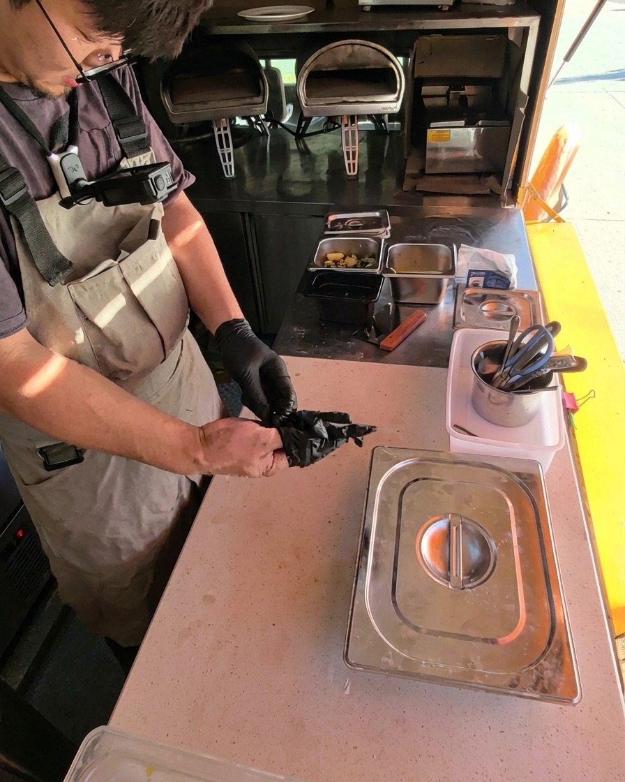 Dünne Kartoffelscheiben und frischer Rosmarin werden sorgfältig auf der Pizza angeordnet.