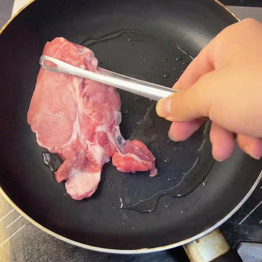 Ein rohes Eigelb, gehackter Knoblauch und Gewürze werden in einer Schüssel verquirlt.