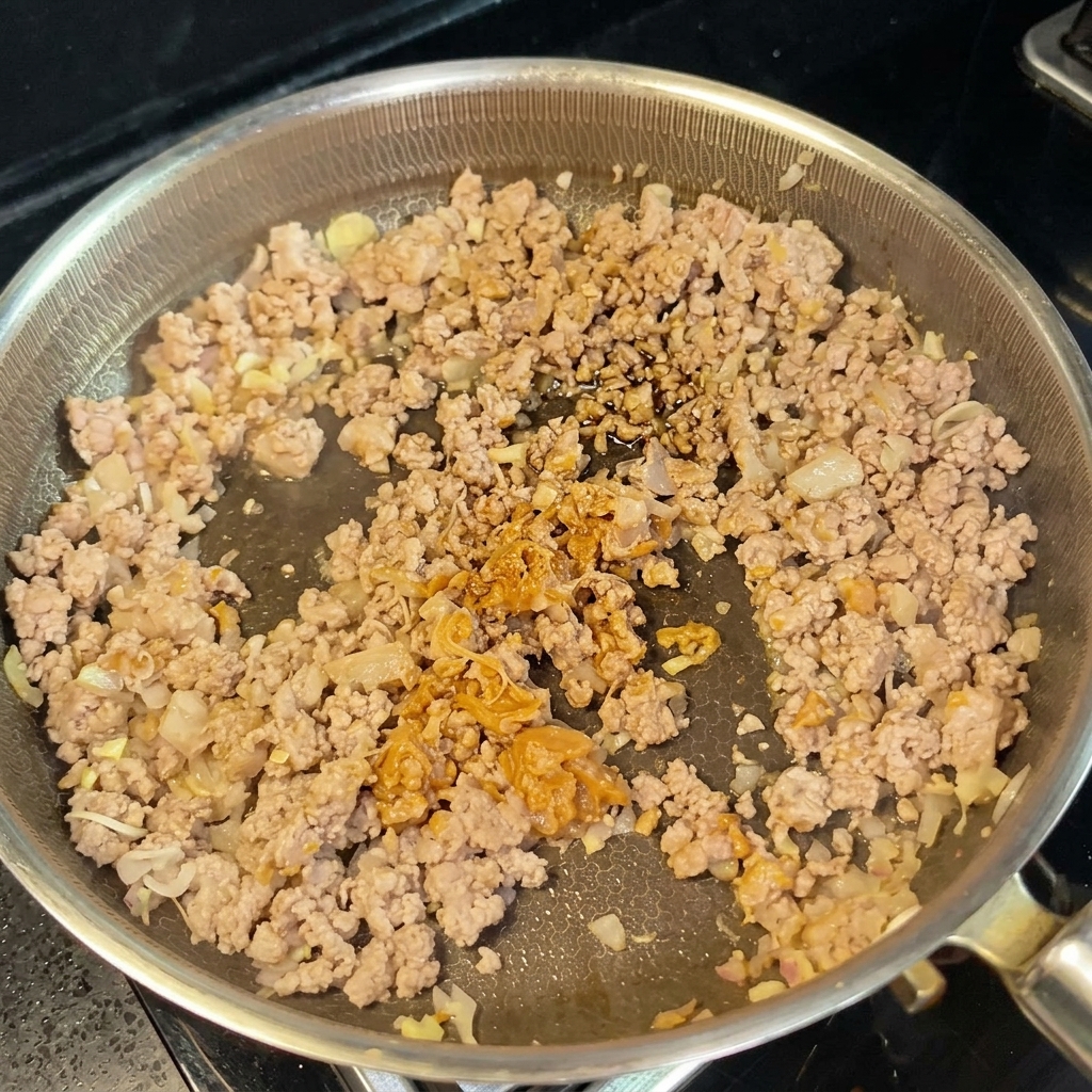 Sojamilch und Sojasauce werden hinzugefügt, um eine cremige Sauce zu bilden.