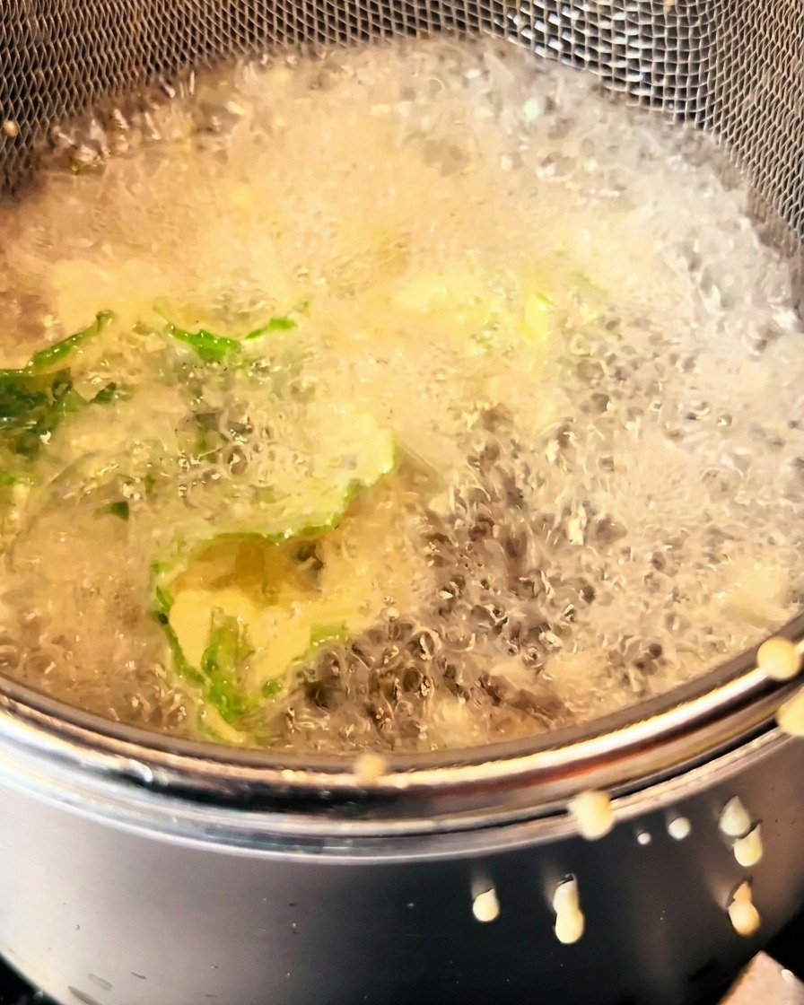 Teigüberzogenes Blattgemüse wird im heißen Öl goldbraun und knusprig frittiert.