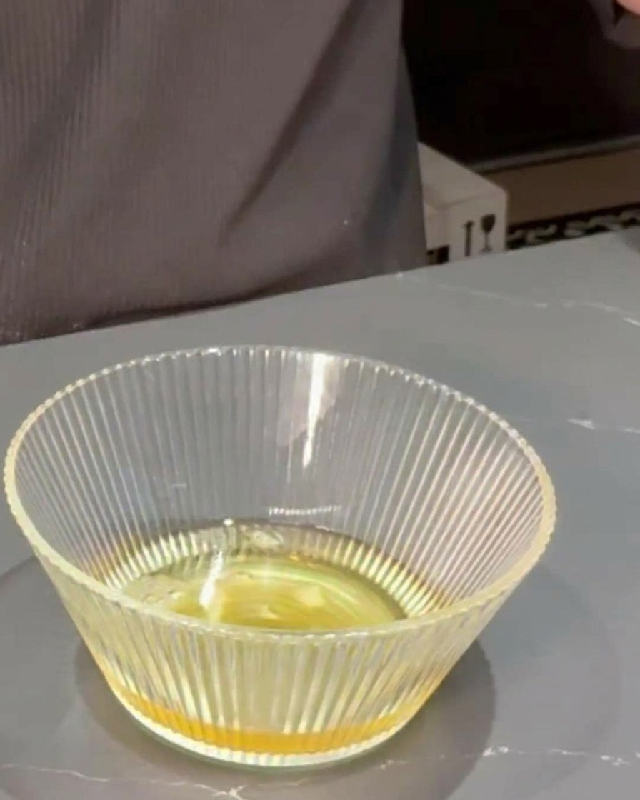 Mirin und Sojasauce werden in eine Glasschale mit Dashi-Fond gegossen.