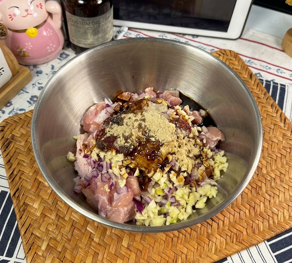 Dicke Austernsauce wird über das marinierte Hähnchenfleisch gegossen.